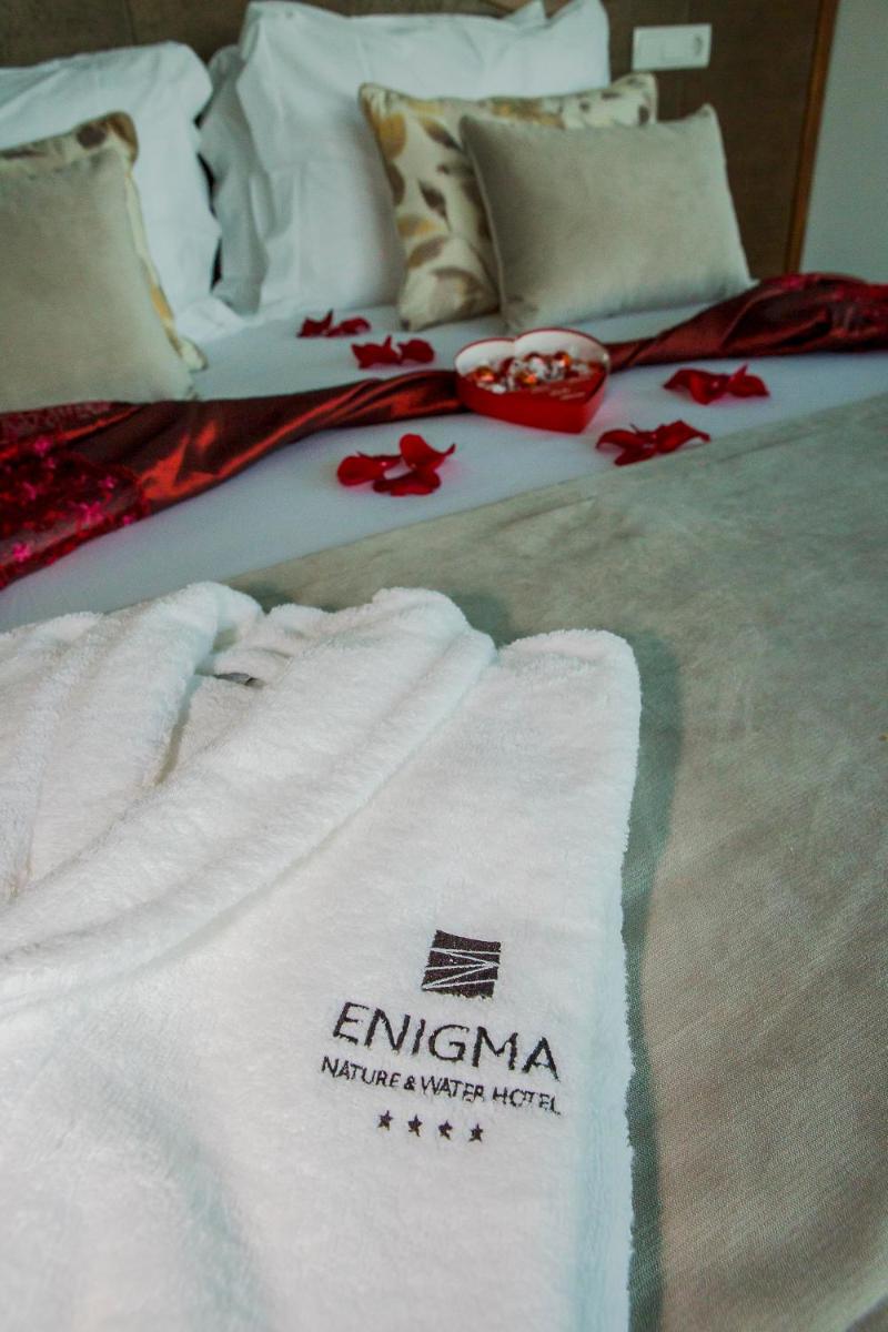 Uma cama ou camas num quarto em Enigma - Nature & Water Hotel