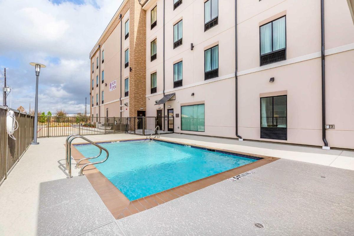 Comfort Suites Near Sam Houston Race Park - Housity