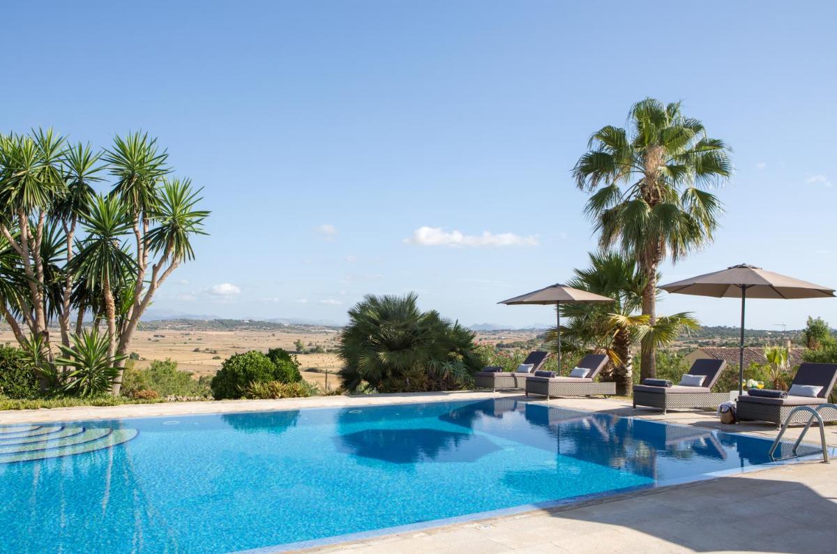 Piscina en o cerca de Casa Font i Roig