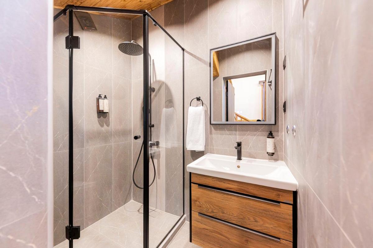 DiliJazz Hotel & Restaurant - Housity