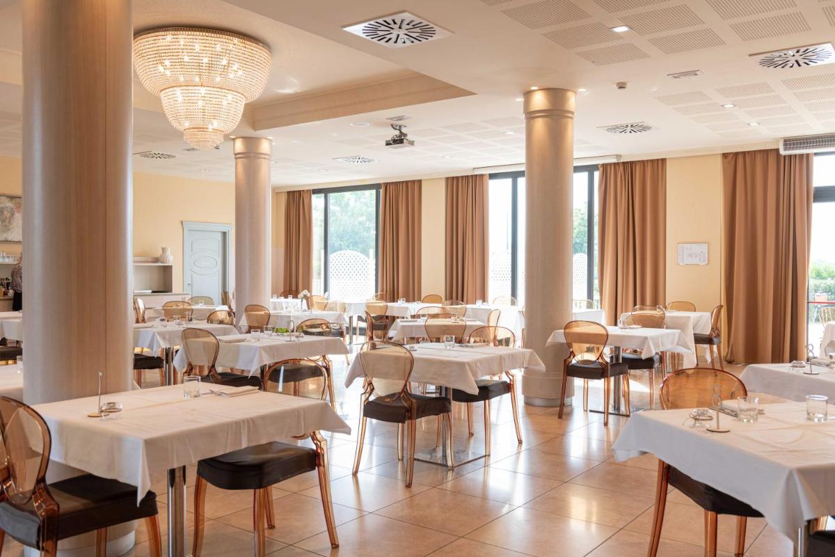 Grand Hotel Forlì - Housity