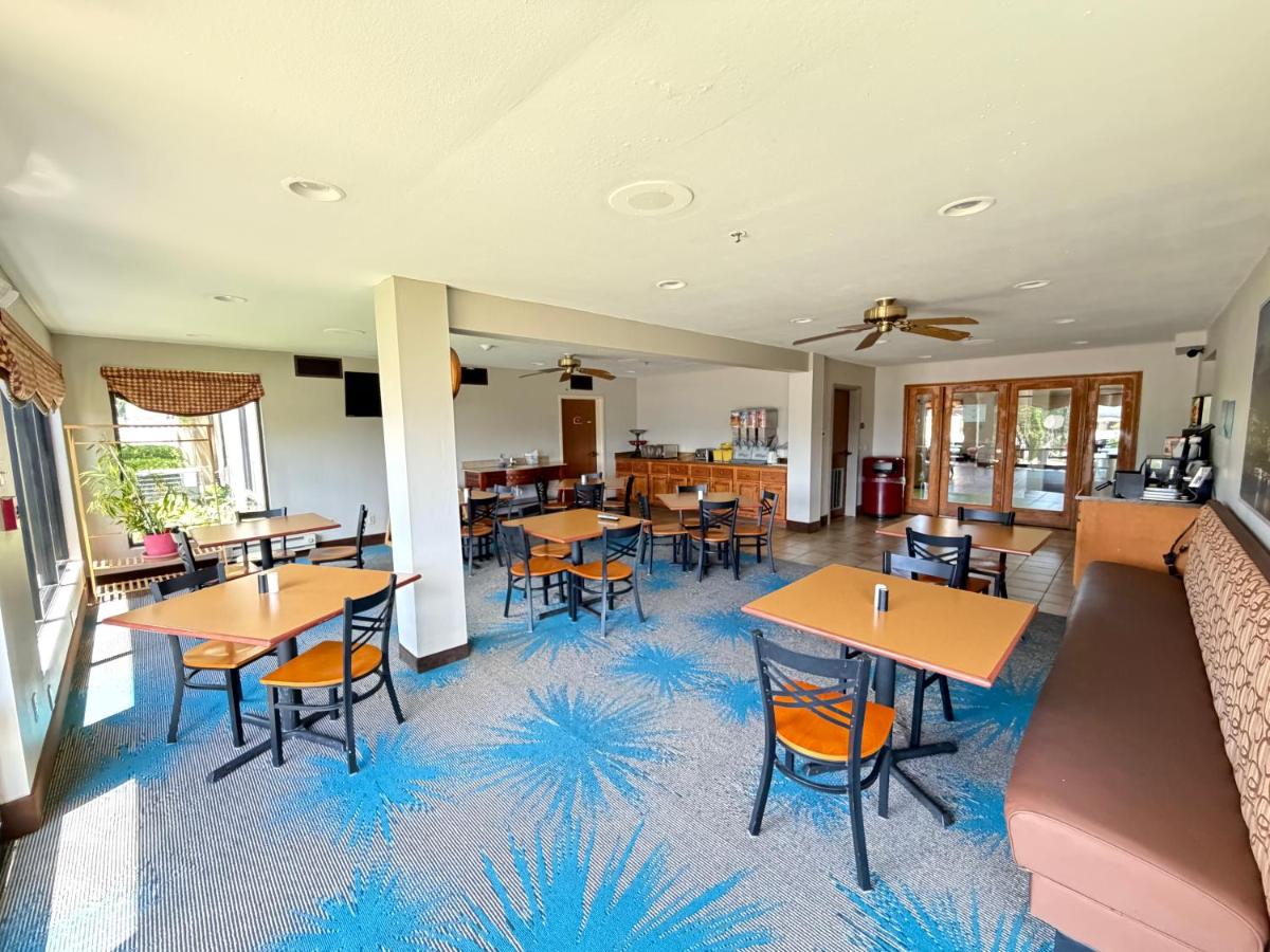 Days Inn & Suites by Wyndham Cuba - Housity