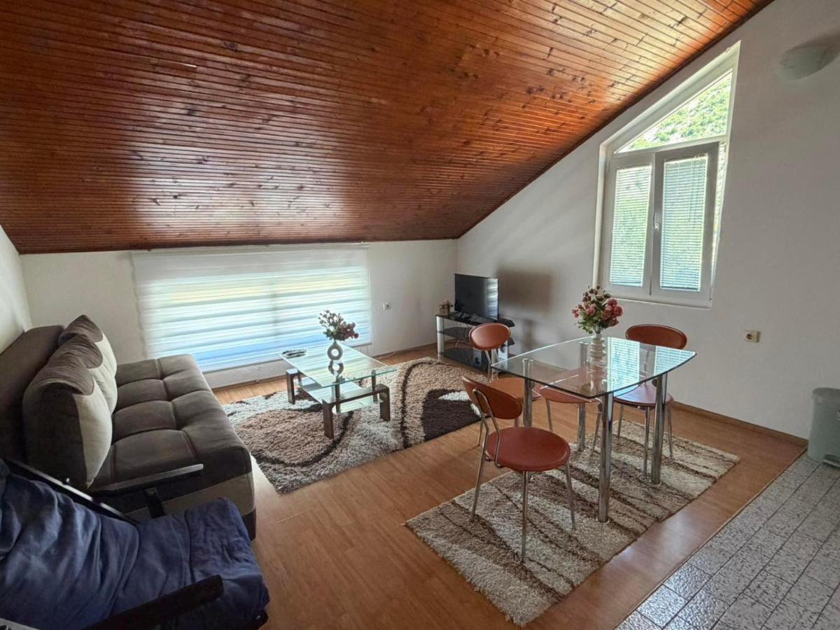 Lana Apartment - Housity