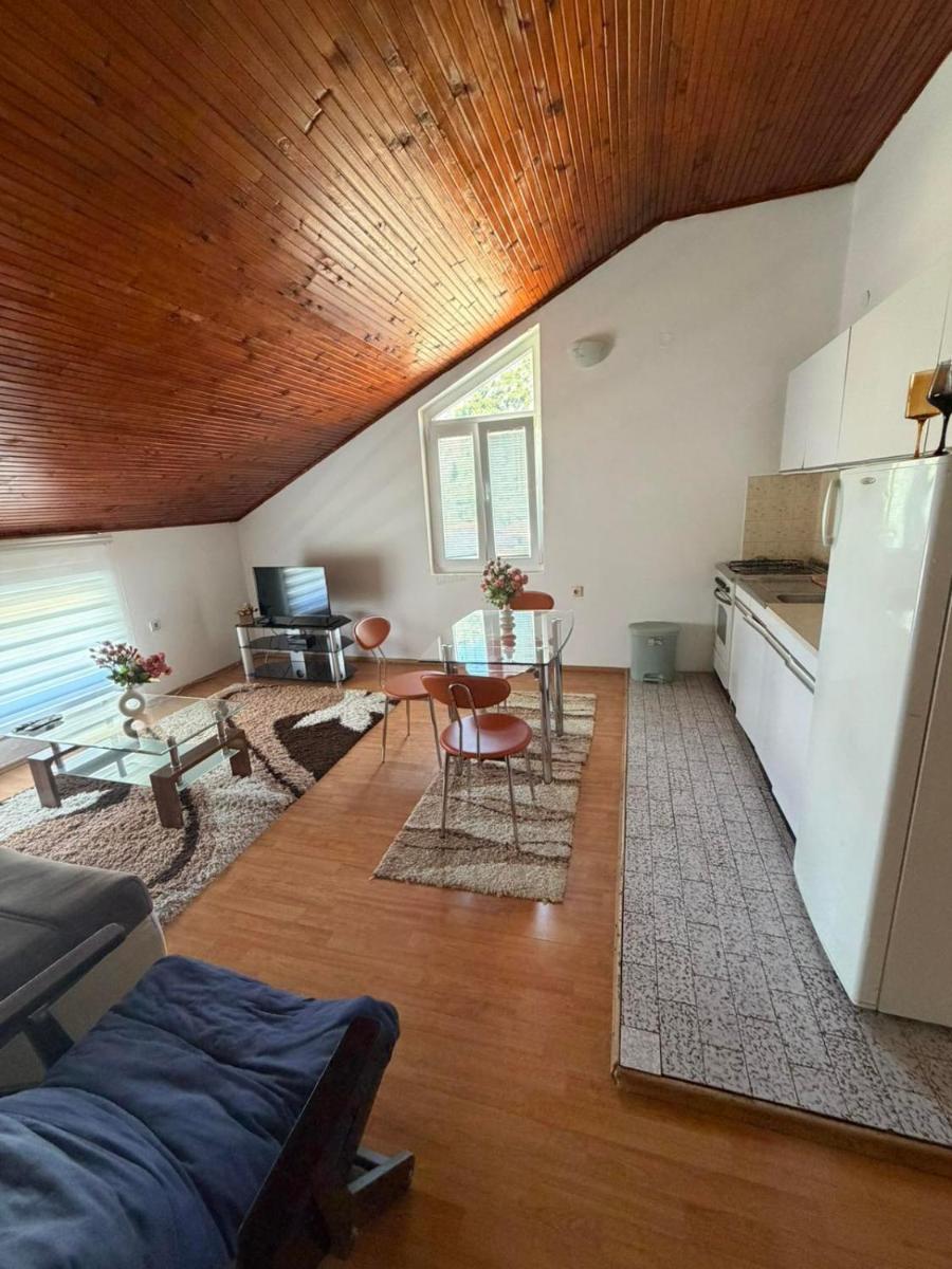 Lana Apartment - Housity