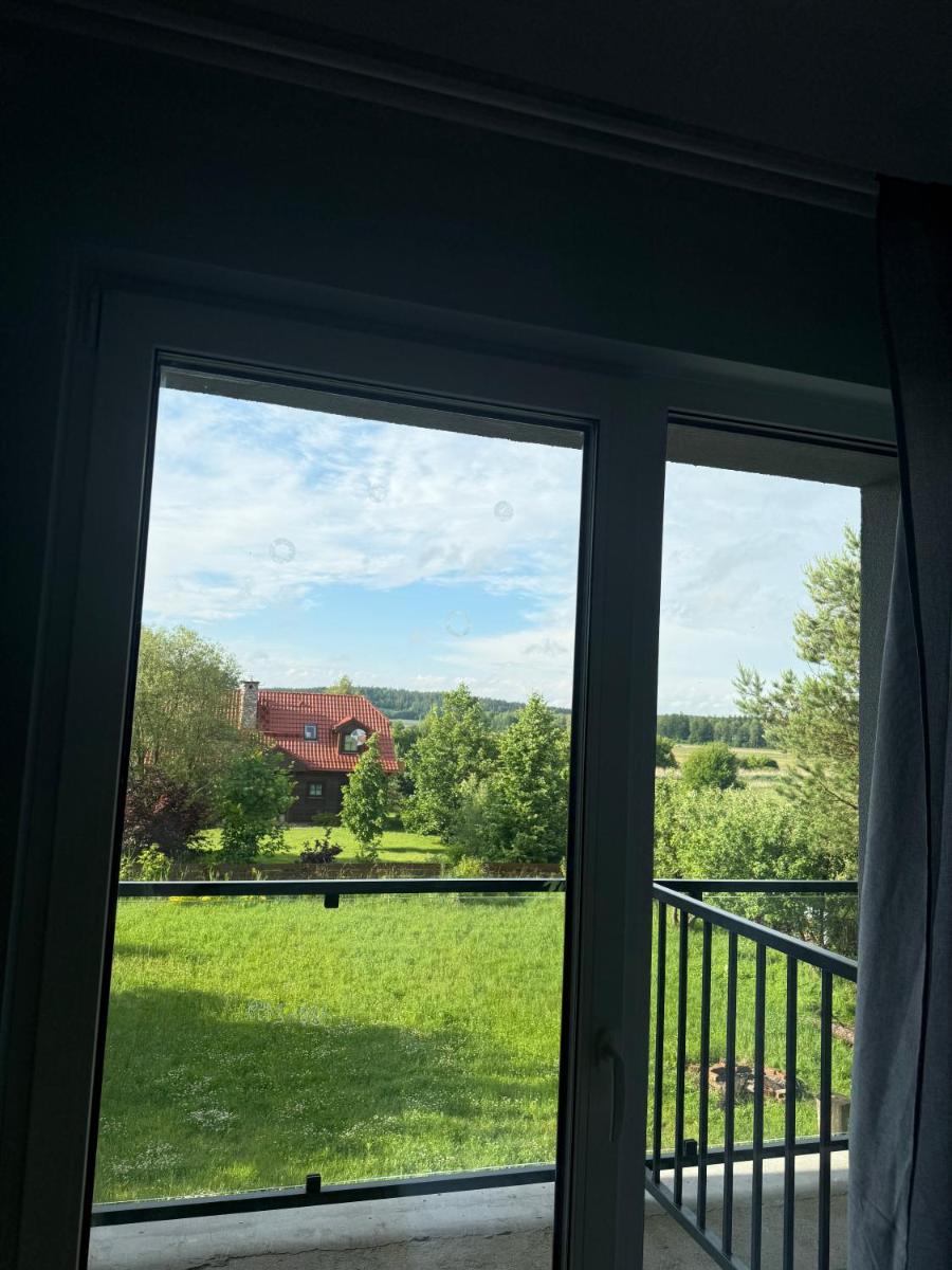 Pokoje przy rzece - Housity