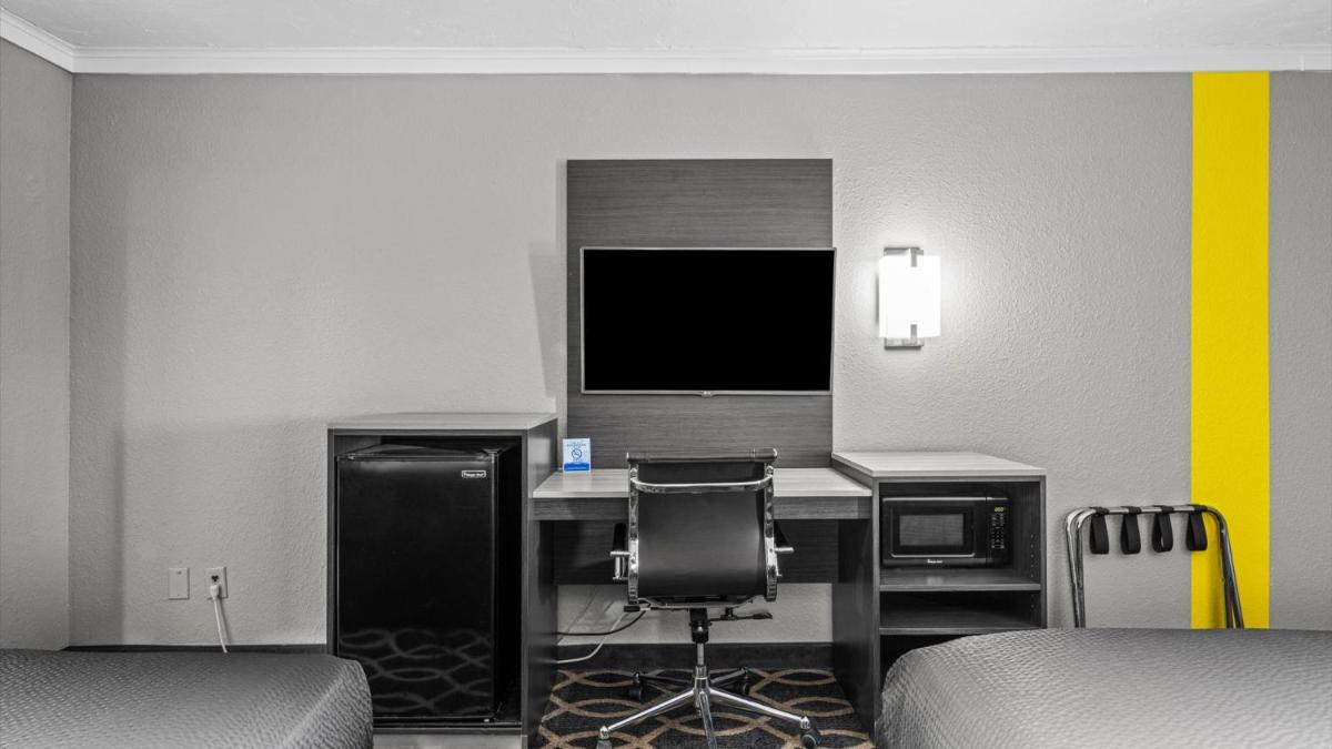 Super 8 by Wyndham Norman West OK - Housity