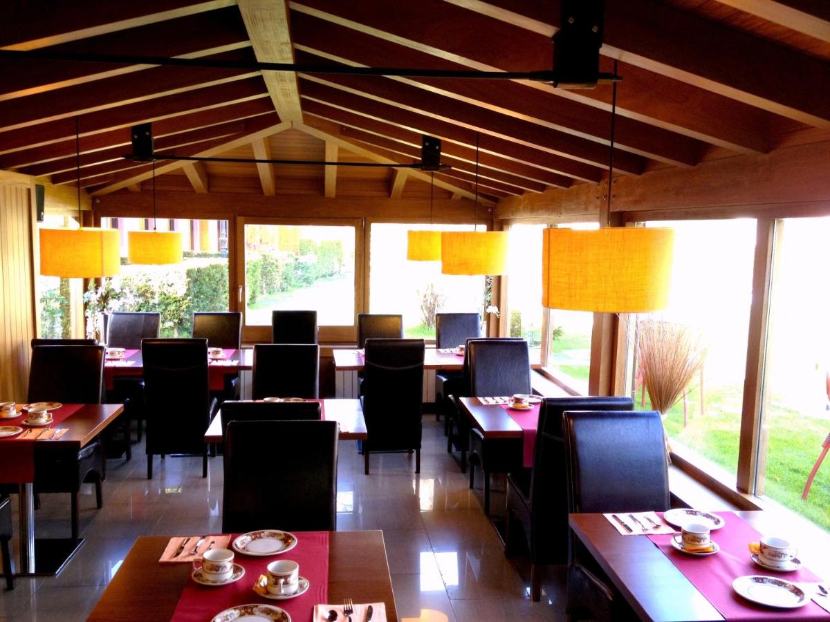 Un restaurante o sitio para comer en Hotel Del Lago