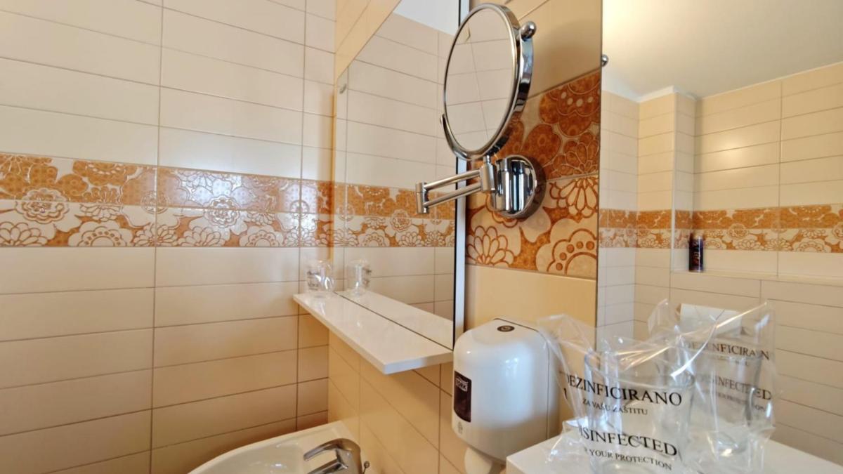 Villa Amaris - Apartments with sea view & heated swimming pool at Čiovo - Housity