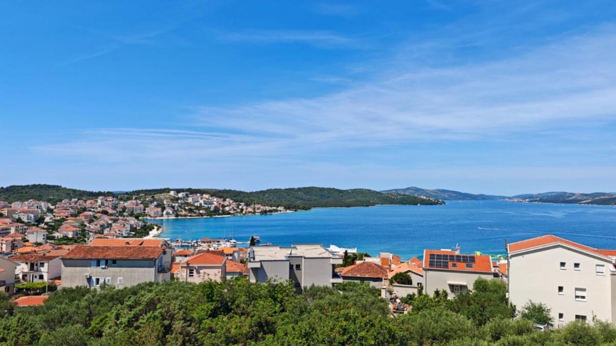 Villa Amaris - Apartments with sea view & heated swimming pool at Čiovo - Housity