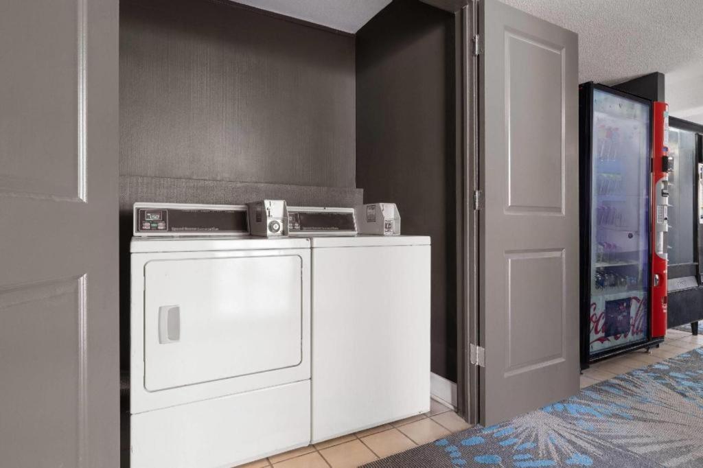 Days Inn by Wyndham St. Charles IL - Housity