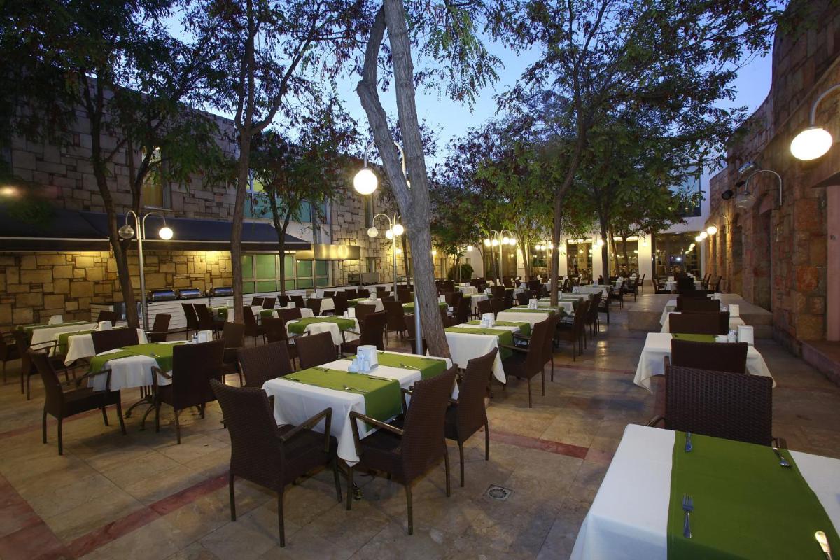 Mandarin Resort & Spa - Housity