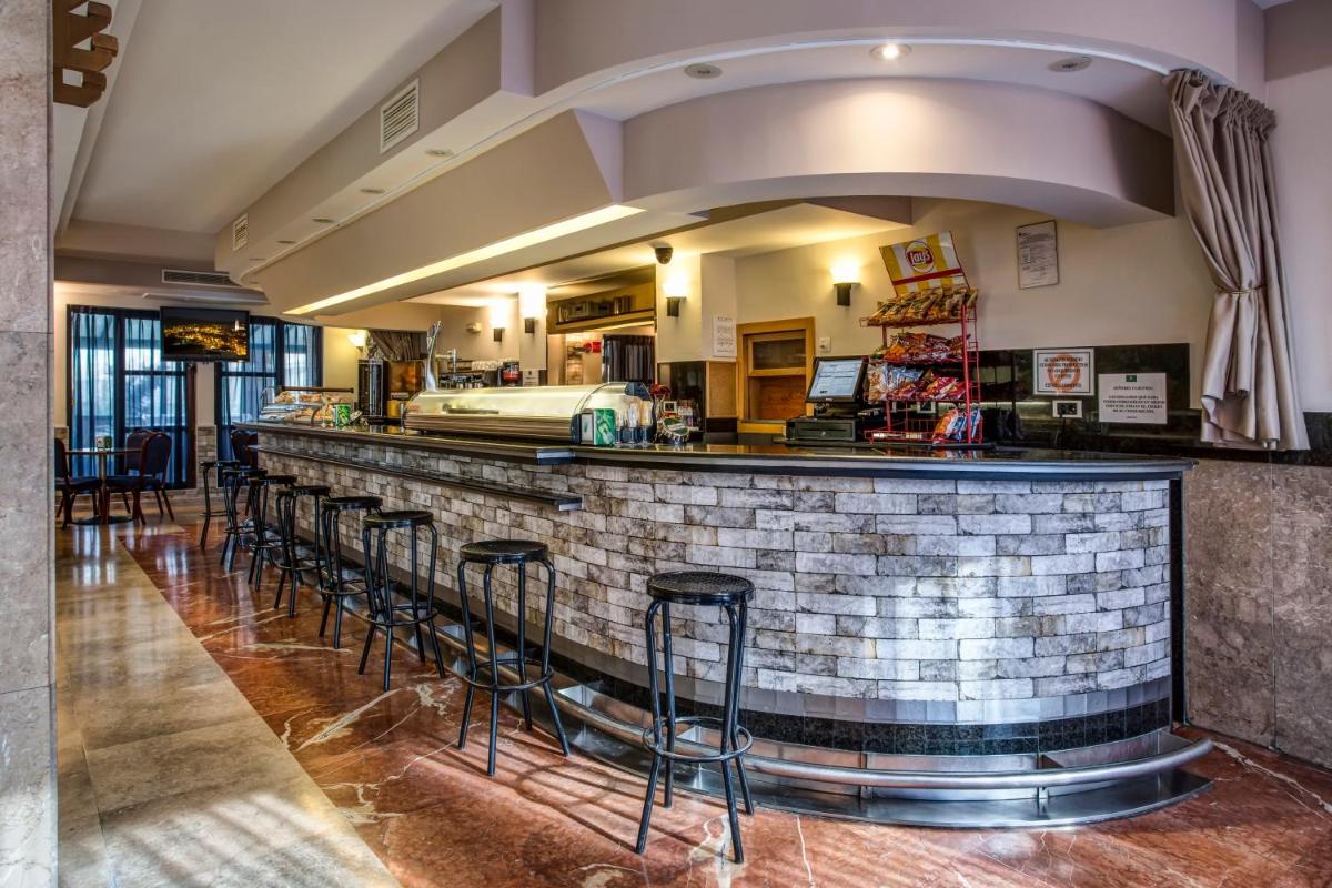 El salón o zona de bar de Hotel Spa Rio Ucero