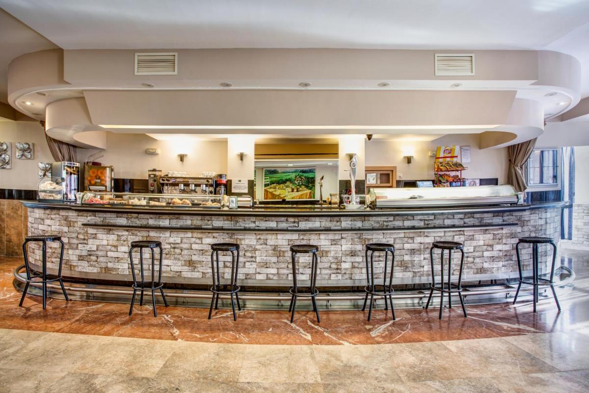 El salón o zona de bar de Hotel Spa Rio Ucero