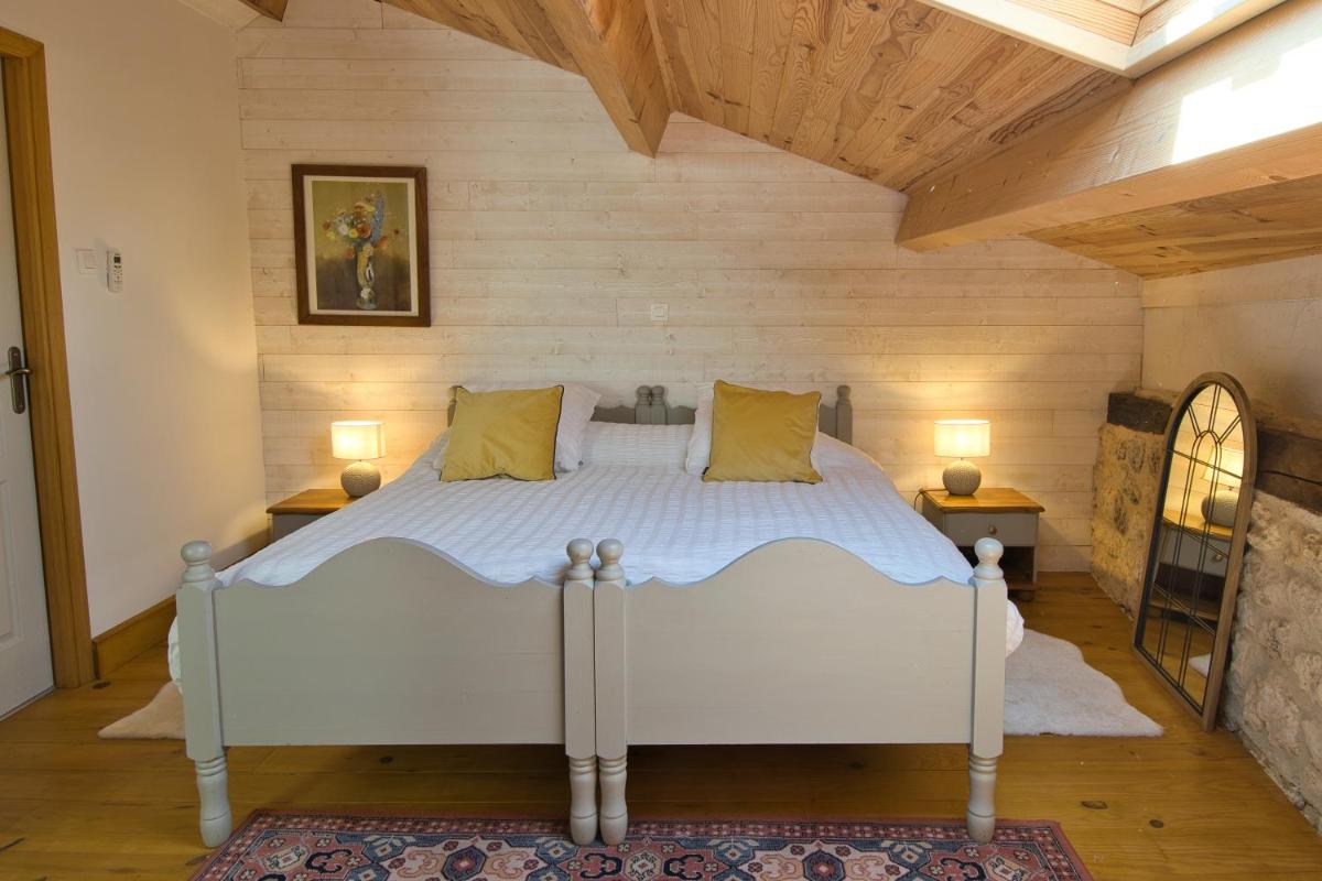 Barn Gite at La Vieille Grange, with pool in the Dordogne 3 Star - Housity