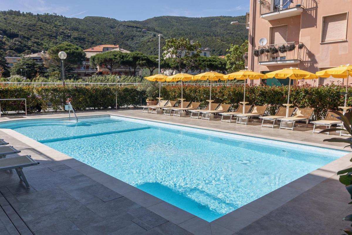 Hotel Riviera - Housity
