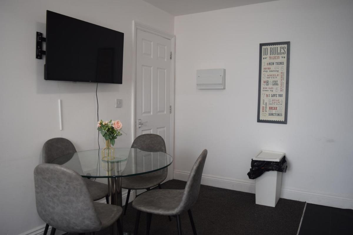 Ilkeston 2BR 3Bed Apartment w'Smart TV & WiFi - Housity