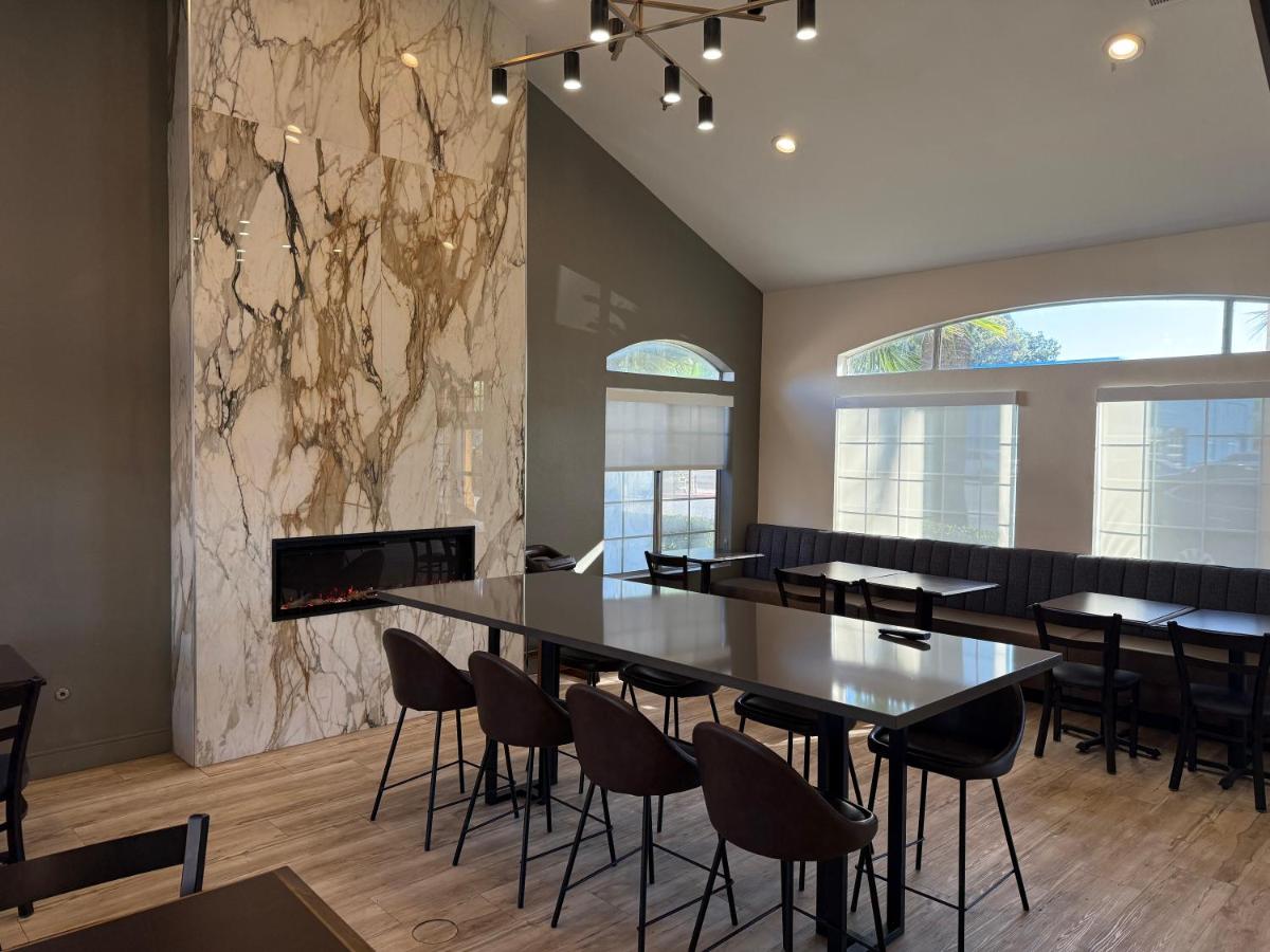 Best Western Palm Court Inn - Housity