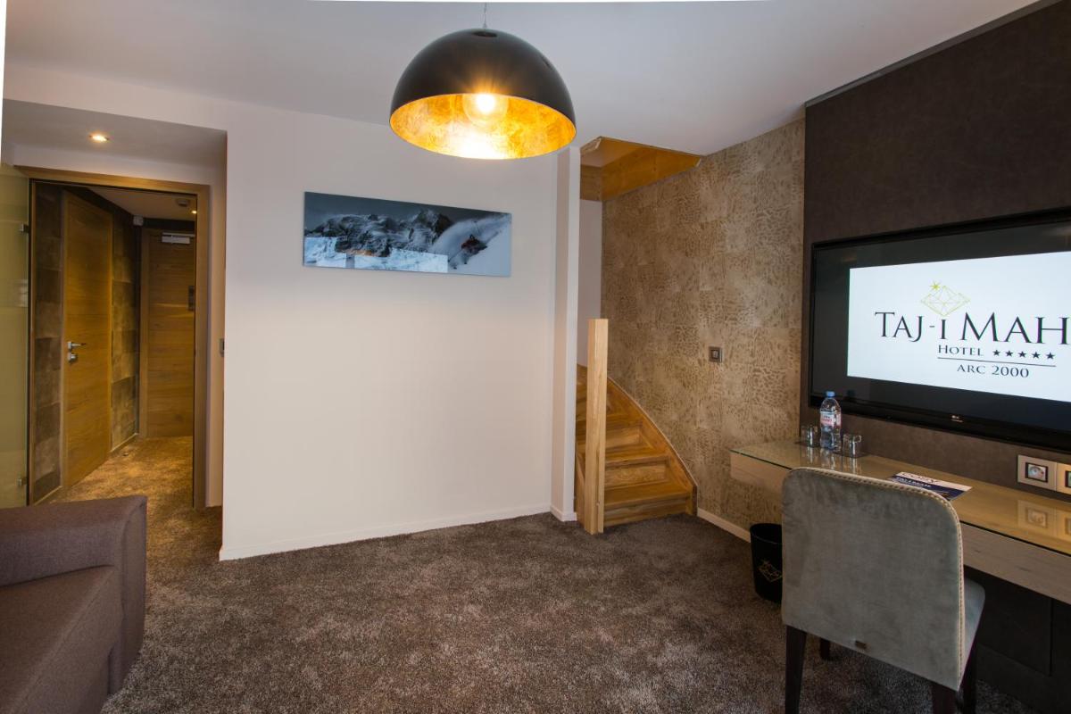 Télévision ou salle de divertissement dans l'établissement Hôtel Taj-I Mah by Les Etincelles