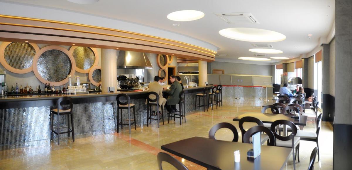 Un restaurante o sitio para comer en Cumbria Spa Hotel 3* Sup