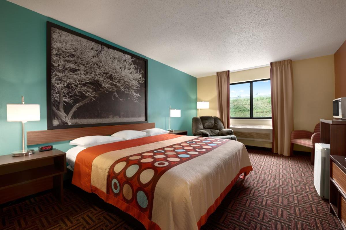 Super 8 by Wyndham Peoria East - Housity