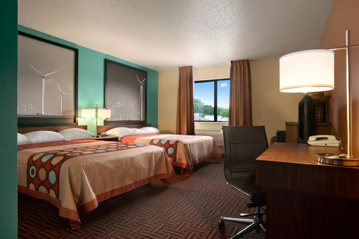 Super 8 by Wyndham Peoria East - Housity