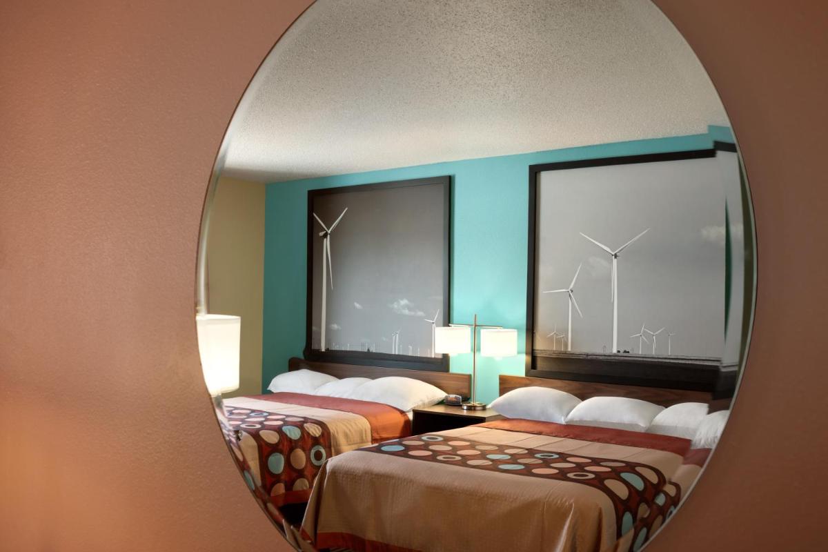 Super 8 by Wyndham Peoria East - Housity