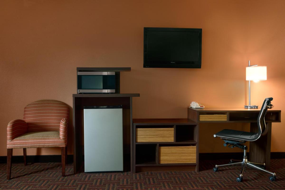 Super 8 by Wyndham Peoria East - Housity
