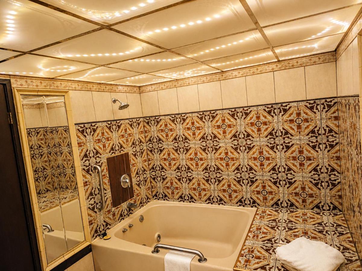 Chateau Royale Inn - Housity