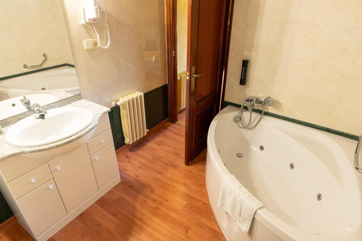 Hotel Rey Don Jaime - Housity