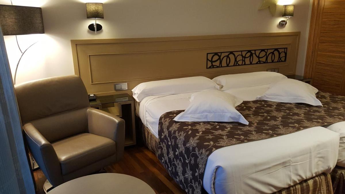 Cama o camas de una habitación en Cumbria Spa Hotel 3* Sup