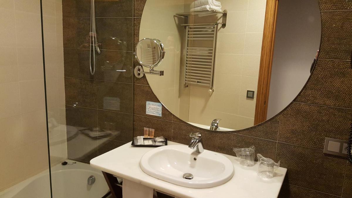 Un baño de Cumbria Spa Hotel 3* Sup