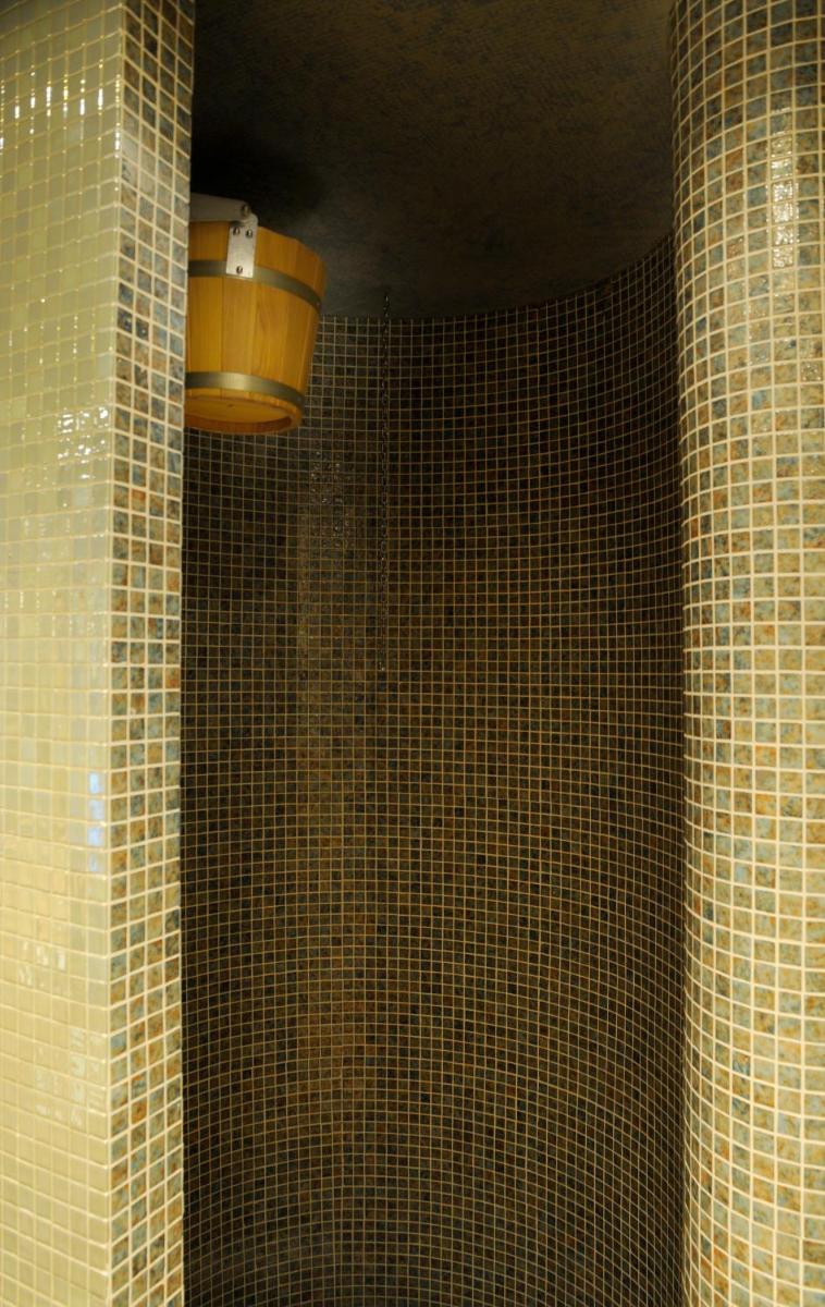 Un baño de Cumbria Spa Hotel 3* Sup