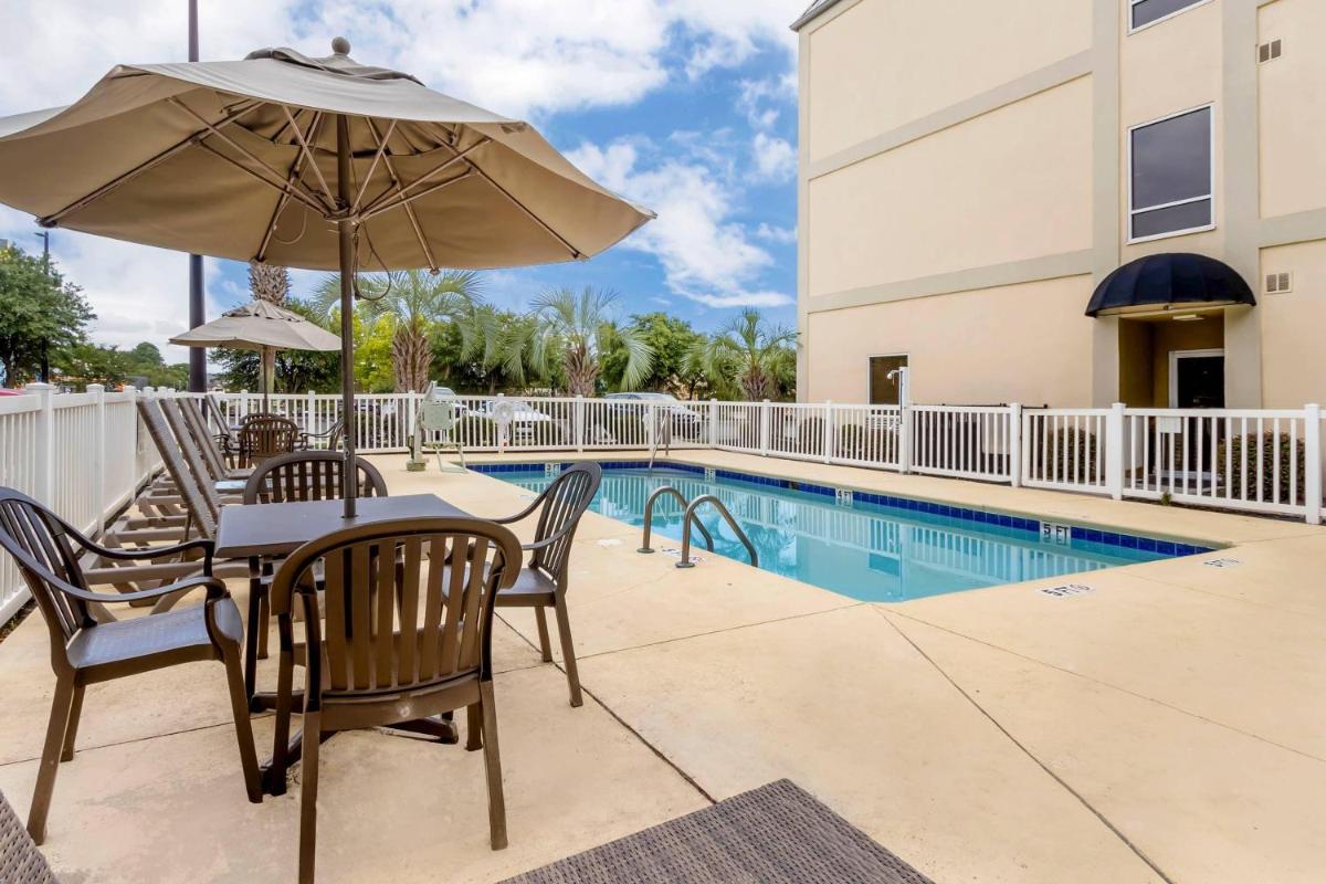 Comfort Suites At the University - Housity