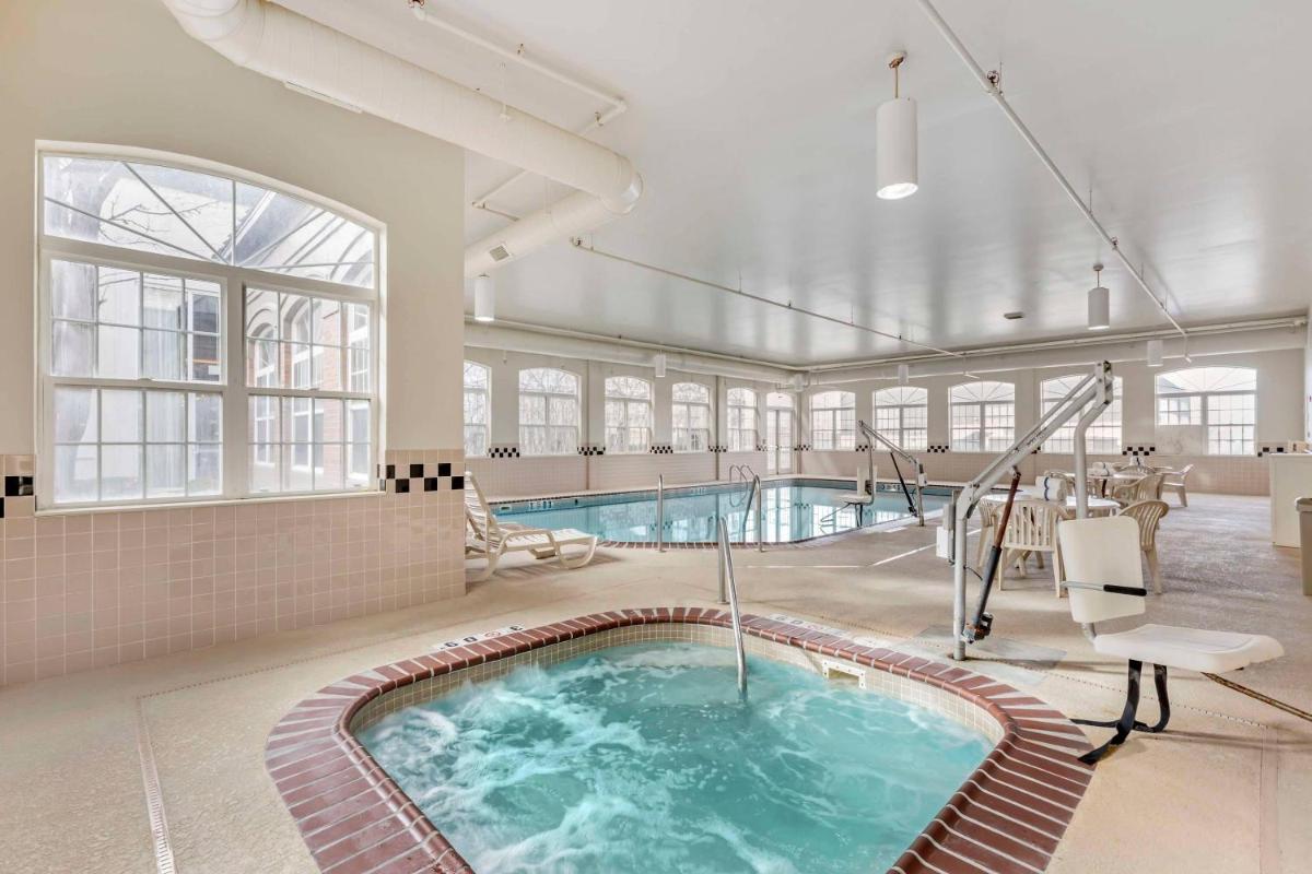 Country Inn & Suites by Radisson, Elk Grove Village-Itasca - Housity