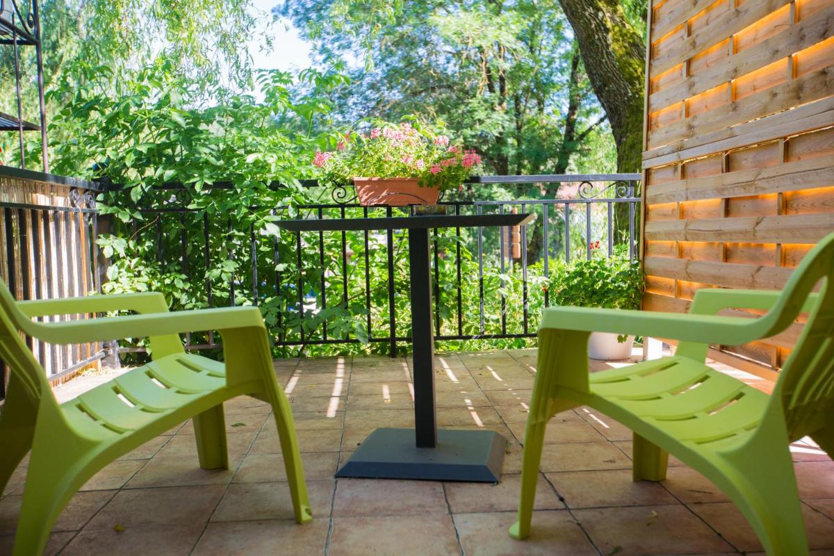 Balcon ou terrasse dans l'établissement Logis hôtel restaurant Auberge de l'Espinouse