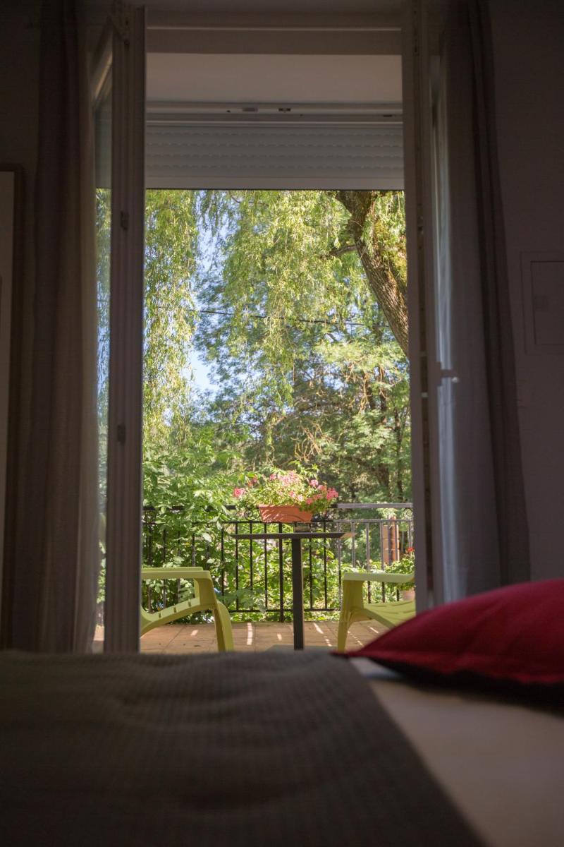 Un ou plusieurs lits dans un hébergement de l'établissement Logis hôtel restaurant Auberge de l'Espinouse