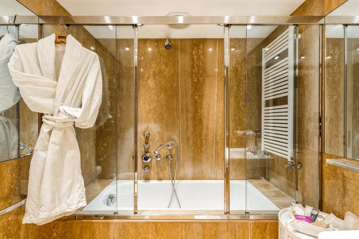 Very central apartment in historical 1600 Palace with lift within a few min walk from San Marco Square - Housity