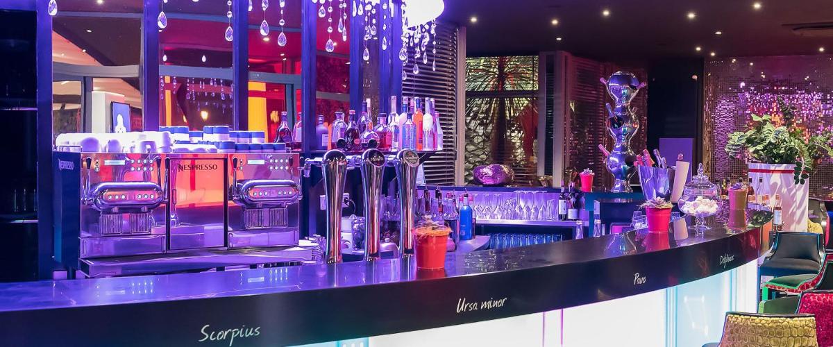 Salon ou bar de l'établissement Le Stelsia Resort