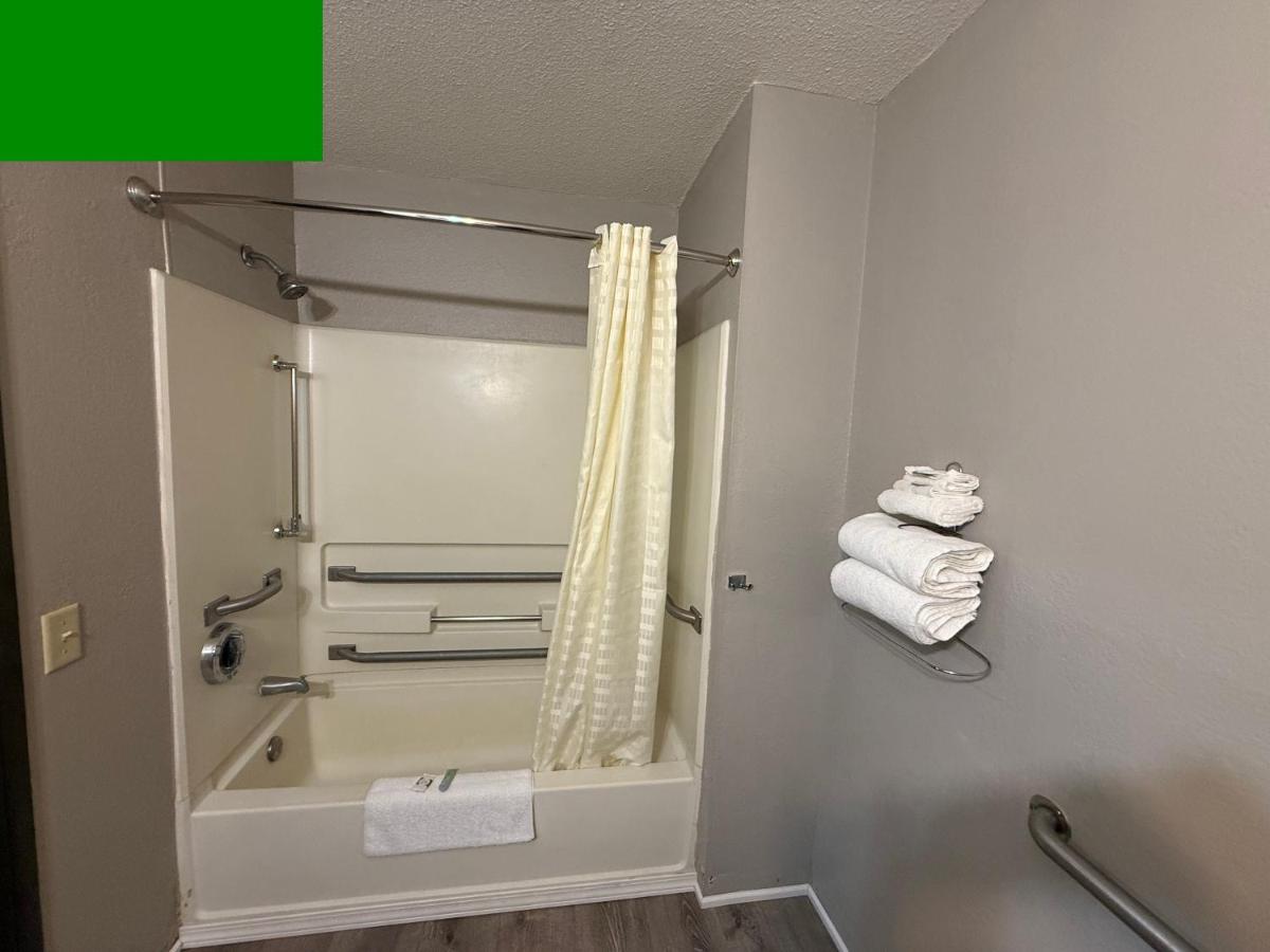 Coldwater Inn & Suites near I 69 - Housity