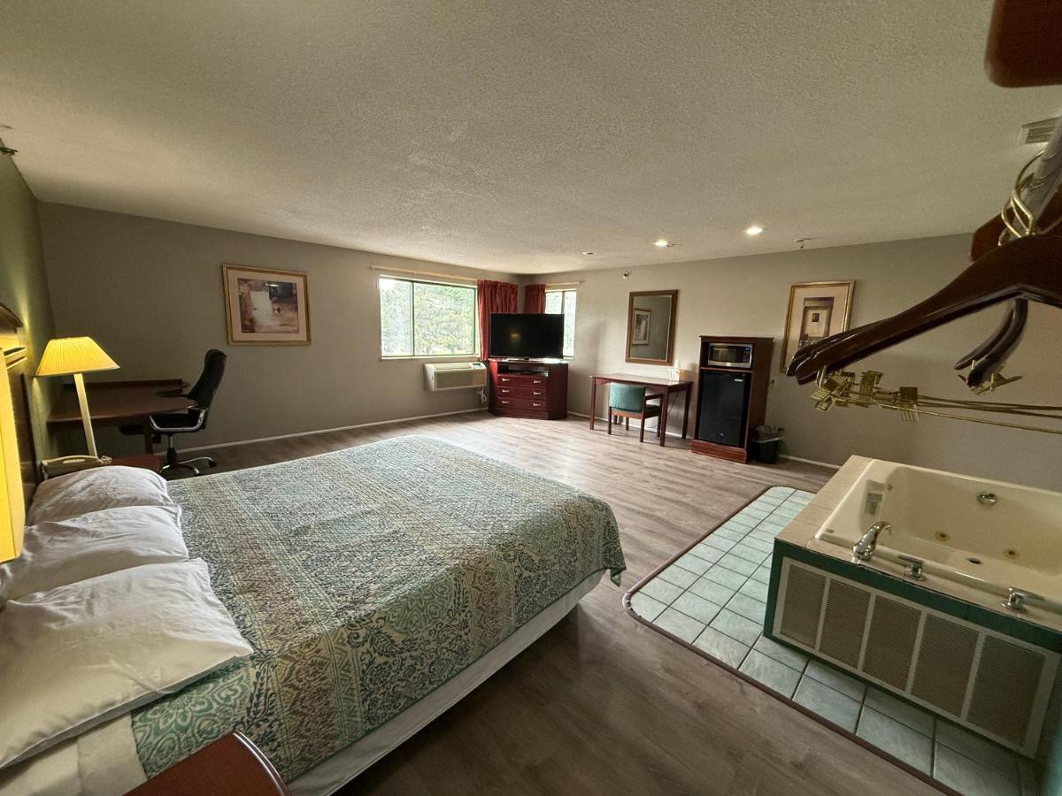 Coldwater Inn & Suites near I 69 - Housity