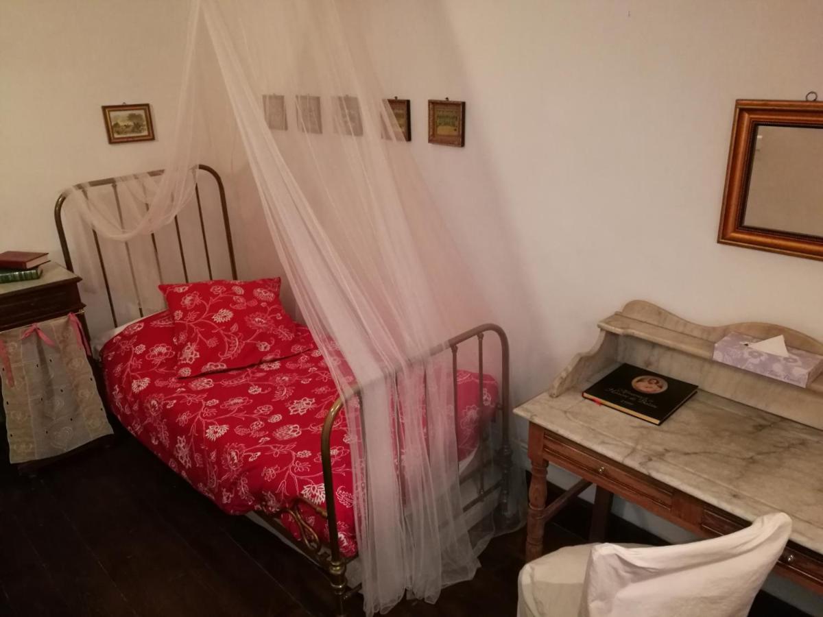 Un ou plusieurs lits dans un hébergement de l'établissement Hotel Logis - Chateau de Beauregard