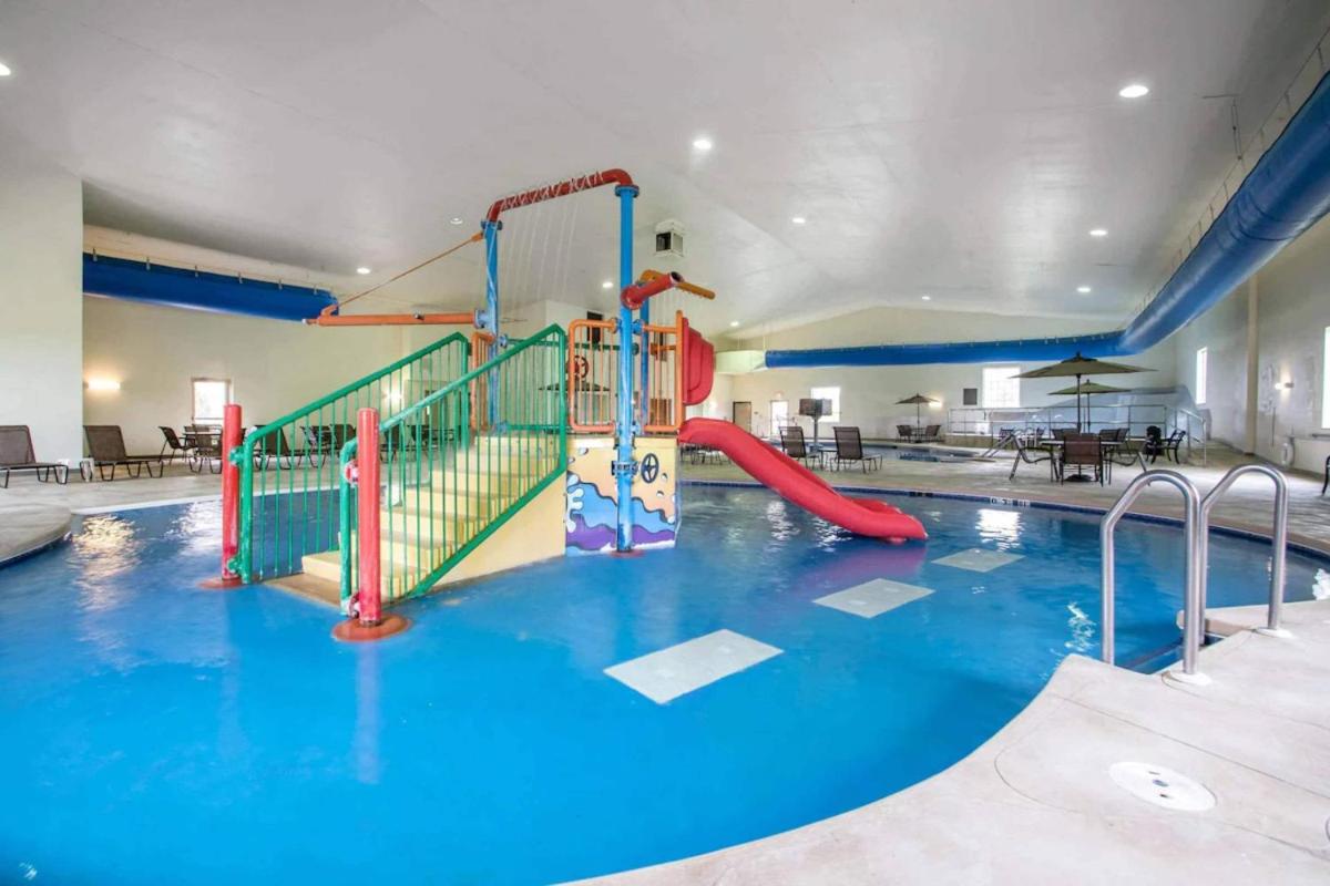 Comfort Suites Johnson Creek Conference Center - Housity