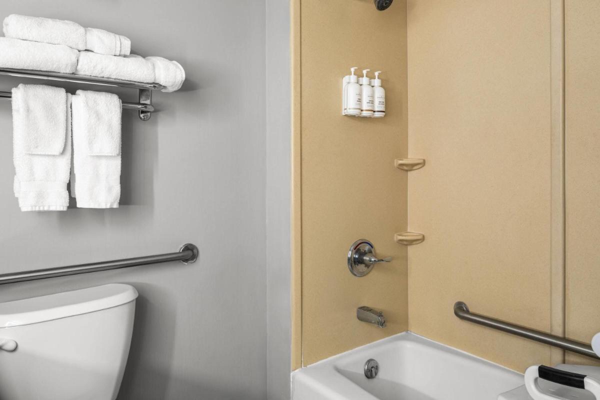 AmericInn by Wyndham Marshfield - Housity