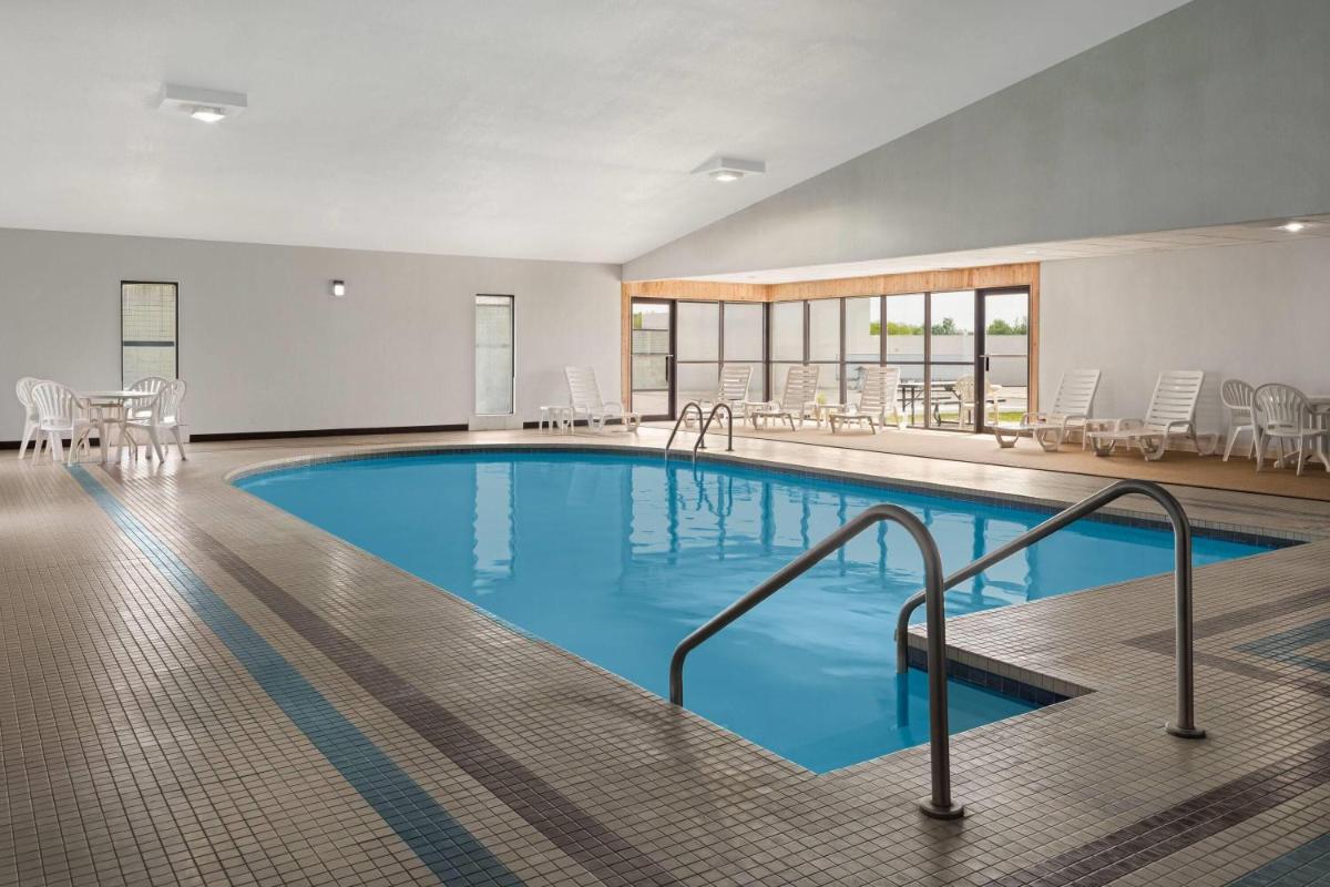 AmericInn by Wyndham Marshfield - Housity