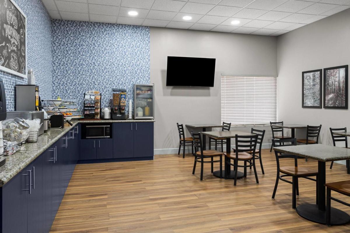 AmericInn by Wyndham Marshfield - Housity