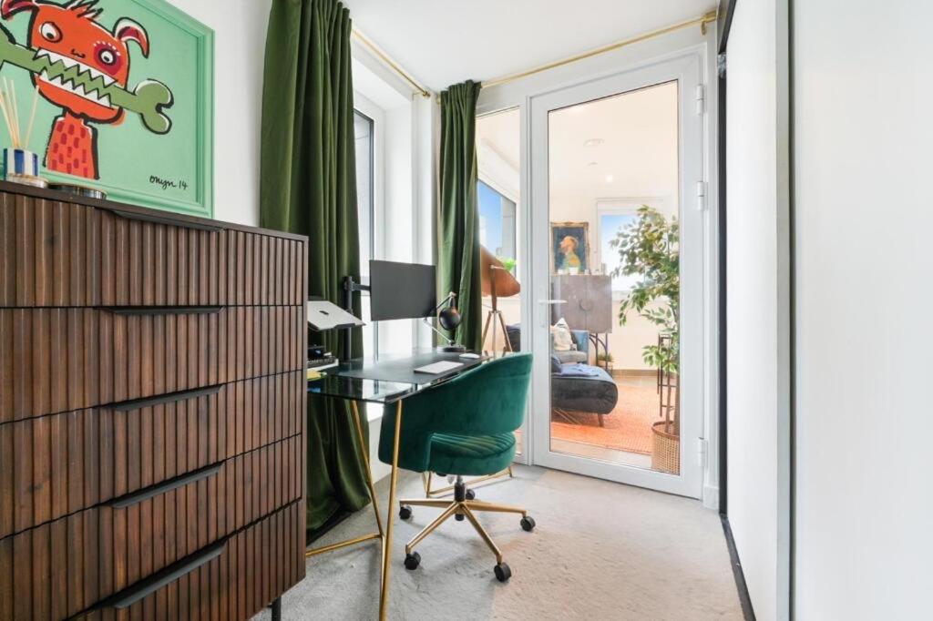 Luxury, Modern, & Artsy Apartment by Canary Wharf - Housity
