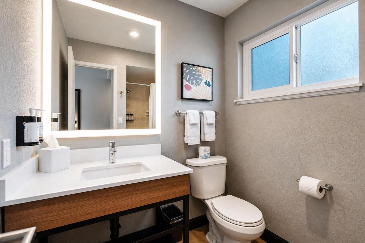 Thunderbird Lodge - Housity