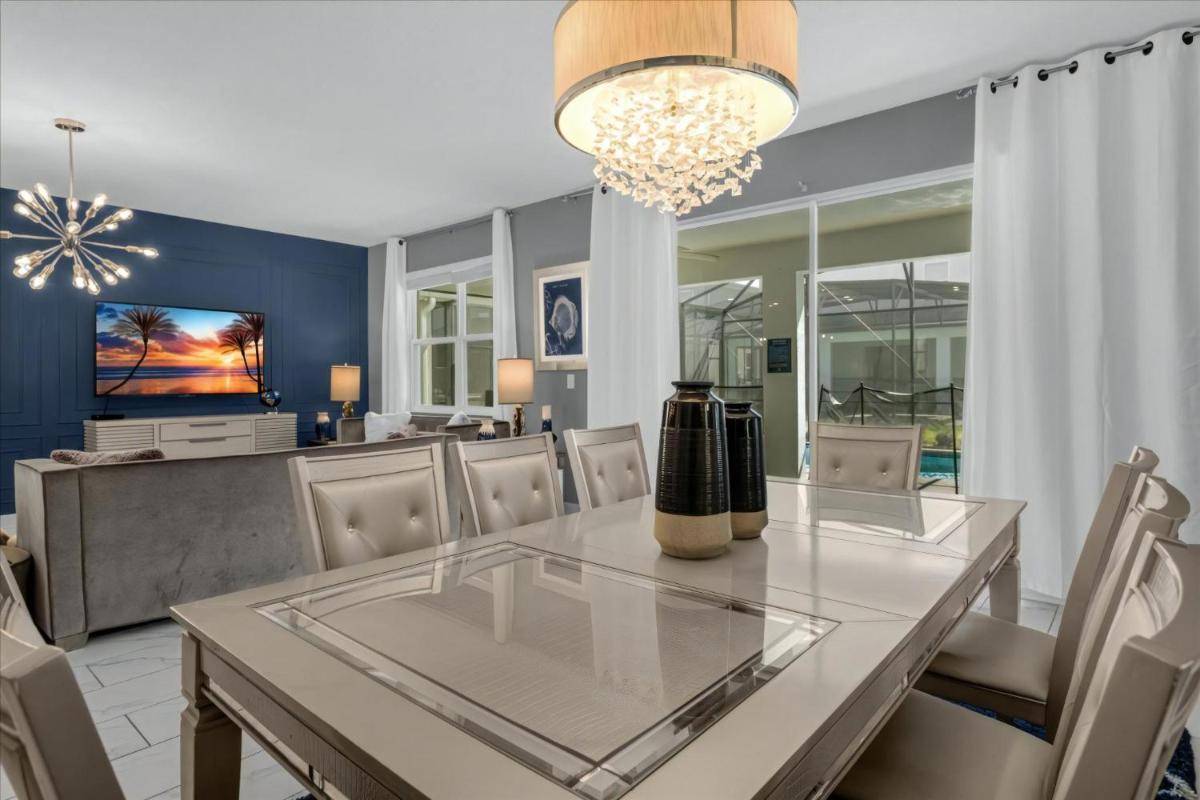 8 Bedroom- 5 Bathroom Storey Lake 2862 BD - Housity