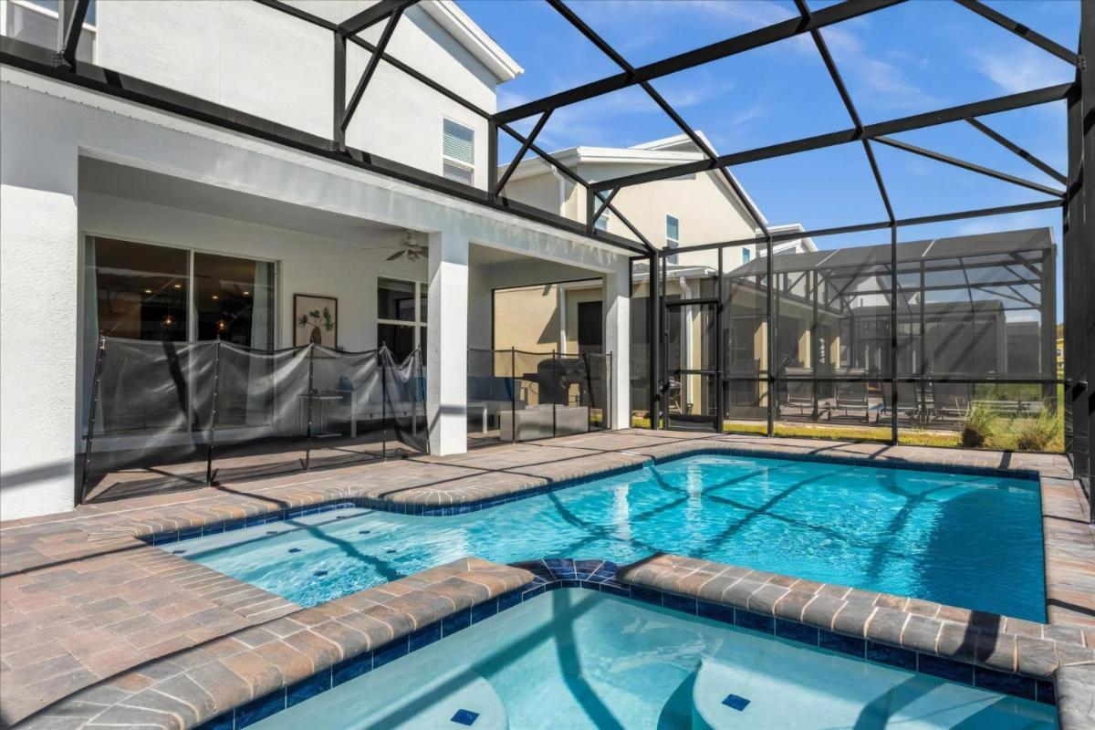 8 Bedroom- 5 Bathroom Storey Lake 2862 BD - Housity