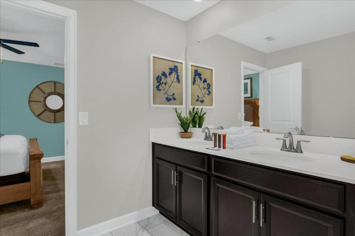 8 Bedroom- 5 Bathroom Storey Lake 2862 BD - Housity